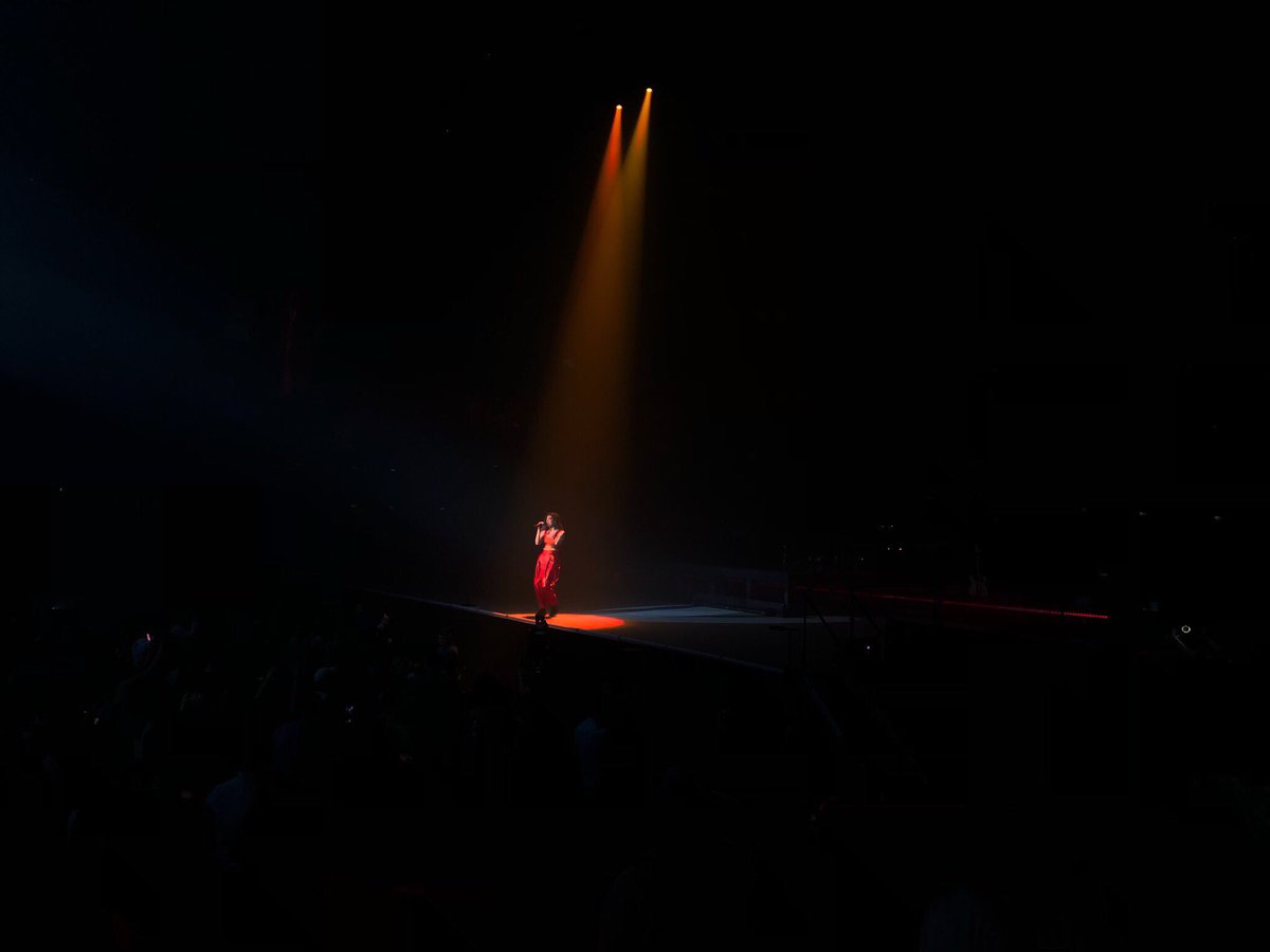 Rhiaannoonn54's tweet photo. Me and you need to be ourselves in this world🌙✨ #lordeconcert https://t.co/EJCuhezPju