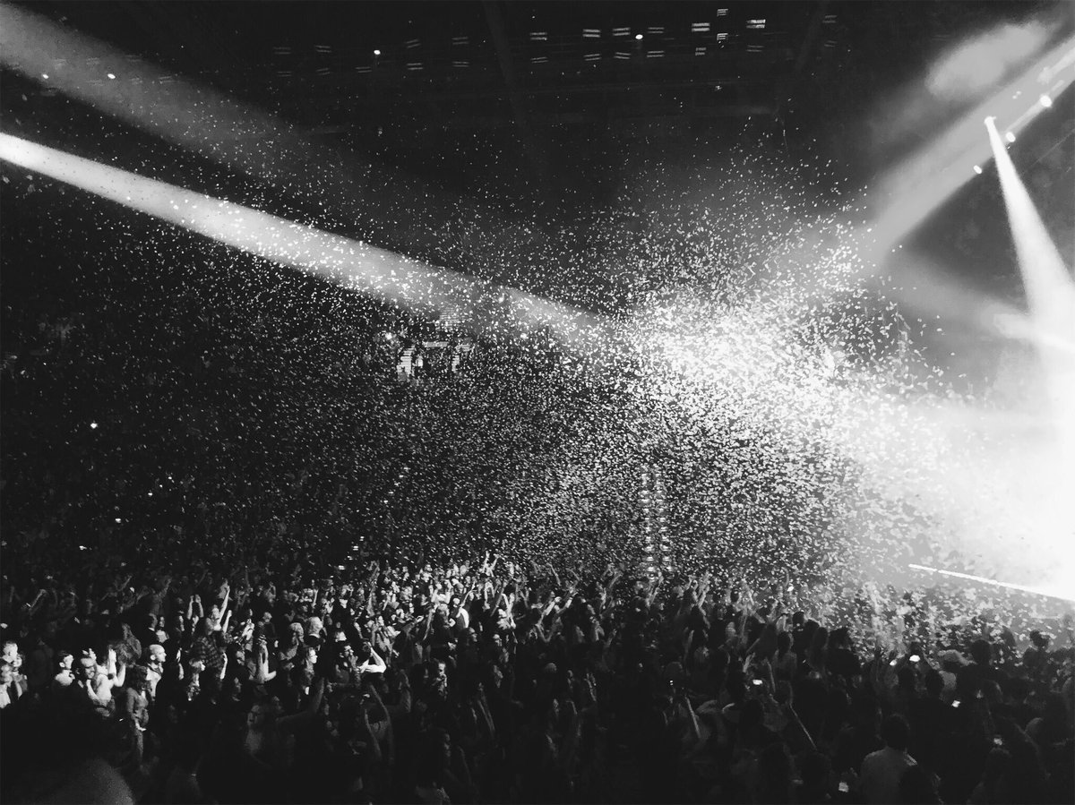 Rhiaannoonn54's tweet photo. Me and you need to be ourselves in this world🌙✨ #lordeconcert https://t.co/EJCuhezPju