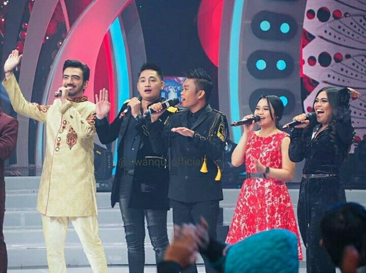 milaaqu's tweet photo. ada ciri khas @DA2_Irwan yg brbeda dri kebiasaan temen2 penyanyi lainnya, hayoo apa coba😂
Met hari Minggu, met hari libur😊 https://t.co/dqSi4V6svi