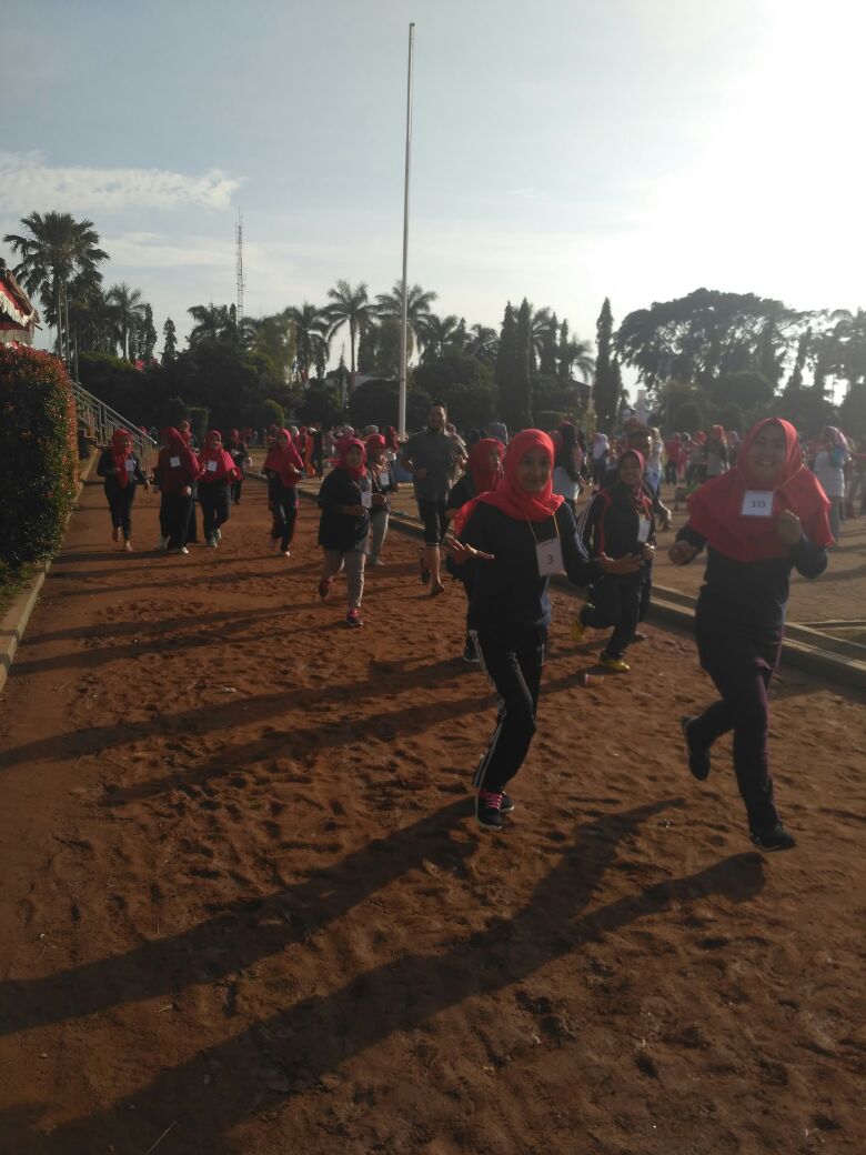 PkmCimanuk's tweet photo. Tes Kebugaran Program Kesga Puskesmas Cimanuk kelompok ke 1. Cek Tekanan Darah, Berat Badan, IMT, Lari 4 putaran alun2 Pandeglang. Minggu Pagi 8 April 2018. Salam Sehat !!!! #pkmcimanuk #dinkespandeglang #cimanuk #pandeglang #puskesmas @irnadim99 @irnacenter @dinkespdg https://t.co/Cblvy41wUV