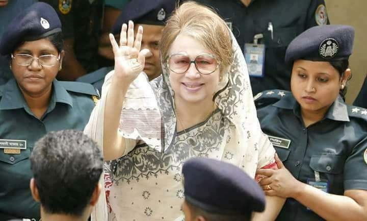 nazmul_jcd's tweet photo. 73 Years old, an Iron lady of South Asian Politics ! 
The 'mother of Democracy' Ex. PM. and the Chairperson of Bangladesh Nationalist Party-BNP 'Begum Khaleda Zia' unjustly imprisoned during 2 months !

She steel smiling only for people and democracy after persecution by revenge. https://t.co/DeUdTzu0yX