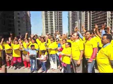 107heartbeatcty's tweet photo. Thousands of families wish2live by2k19in the buildings tht u see behind all of us,they r underConstruction since2k11 @narendramodi @myogiadityanath will u act?+join us in wishing #GetWellSoonGauravBhatia 2urSpokesperson who is standing agnst suffering #homebuyers inCourts @aajtak https://t.co/OuPjZn1UB7