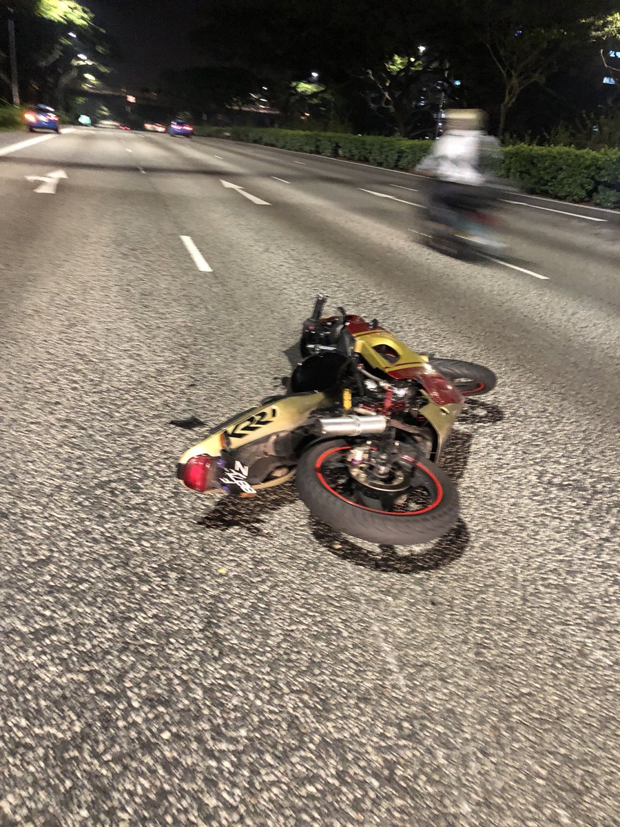 uccopp's tweet photo. I just had an accident on 7April about 3:50AM at PIE towards changi before bedok resevoir exit. TAXI sudden lane change cause me to jam brake and skid.  Looking for any car with build in camera and proof and witness to this case. Thank you https://t.co/45lb1Hoc52