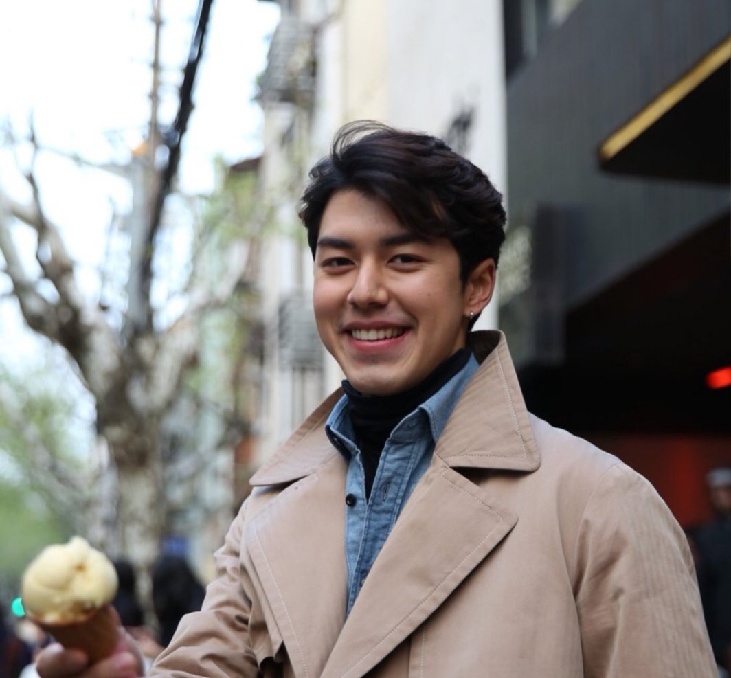 keawsa511's tweet photo. #นายณภัทร กับของโปรด ดูมีความสุขจัง☕☕🍭🍦
#naphat_nine
#NineInShanghai https://t.co/DLaAwo7LuY