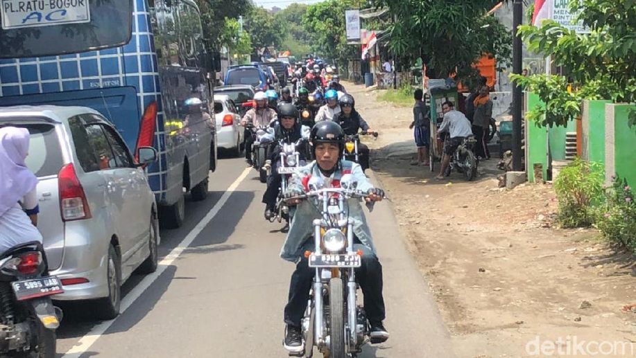 Pimpin Touring, Jokowi Lambaikan Tangan ke Warga Palabuhanratu detik.id/68xIOF