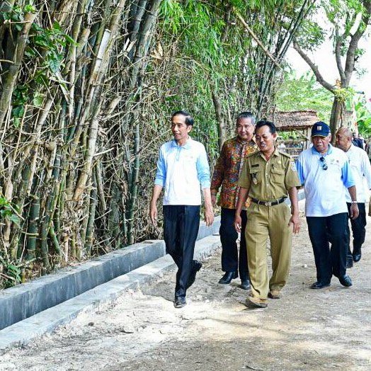 Evril_NOW's tweet photo. Kunker Jokowi dan Menteri Desa PDTT ke Desa Citarik Kec. Pelabuhan Ratu Kab. Sukabumi Jabar utk mengunjungi lokasi #PadatKaryaTunai2018 #DanaDesa TA. 2018.
#ManfaatDanaDesa
#TPPIJawaTimur 
#Bondowoso 
@jokowi @EkoSandjojo @anwsanusi @taufikmadjid71 @fachrilabalado @DewantoAndry https://t.co/yWwGPlr6Ba