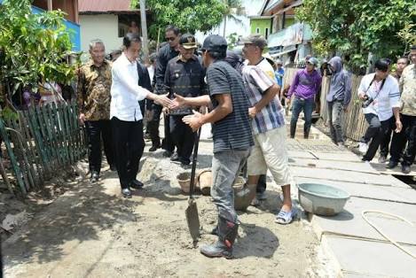Evril_NOW's tweet photo. Kunker Jokowi dan Menteri Desa PDTT ke Desa Citarik Kec. Pelabuhan Ratu Kab. Sukabumi Jabar utk mengunjungi lokasi #PadatKaryaTunai2018 #DanaDesa TA. 2018.
#ManfaatDanaDesa
#TPPIJawaTimur 
#Bondowoso 
@jokowi @EkoSandjojo @anwsanusi @taufikmadjid71 @fachrilabalado @DewantoAndry https://t.co/yWwGPlr6Ba