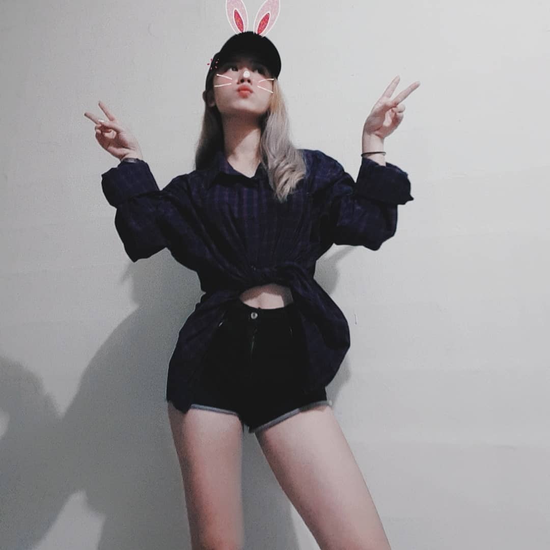 _natlyl_'s tweet photo. //Awkward hands. //Whenever i pose for a picture..I srsly dont know what do (pose) with my hands. Is it just me? Any ideas? #peace https://t.co/3EOjxpiHoC