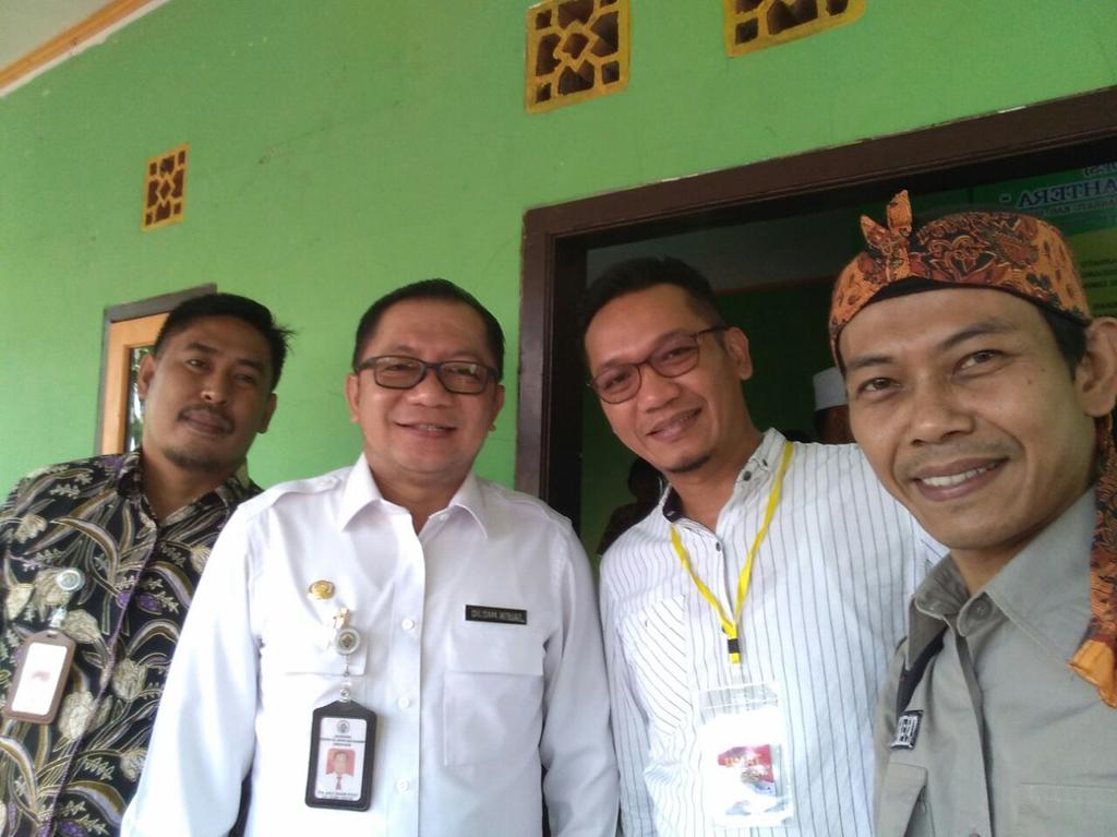 KunKer Pa' @Jokowi &amp; Pa <a href="/EkoSandjojo/">Eko P. Sandjojo</a> ke Desa Citarik, Pelabuhan Ratu, Sukabumi mengunjungi lokasi #PadatKaryaTunai2018
#PadatKarya2018
Desa Maju, NKRI berdaulat

<a href="/detikcom/">detikcom</a> <a href="/tppindonesia/">Pertepedesia</a> <a href="/pendampingdesa_/">Pendamping Desa P3MD</a> <a href="/Metro_TV/">METRO TV</a> <a href="/kompascom/">Kompas.com</a> <a href="/VIVAcoid/">VivaCoid</a> <a href="/tempodotco/">tempo.co</a> <a href="/antaranews/">antaranews.com</a> <a href="/taufikmadjid71/">IG : taufik.madjid</a>