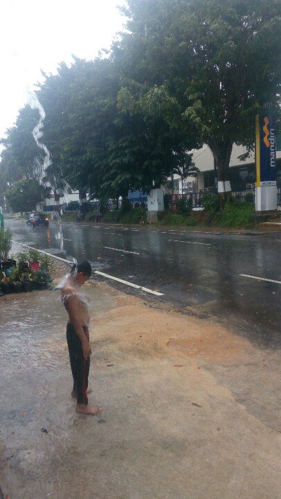 Hujan Lebat mengguyur Bandar Lampung &amp; Sekitarnya Minggu 8 April 2018 Pukul 12.00 WIB,  hati&amp;hati buat para pengendara R 2,