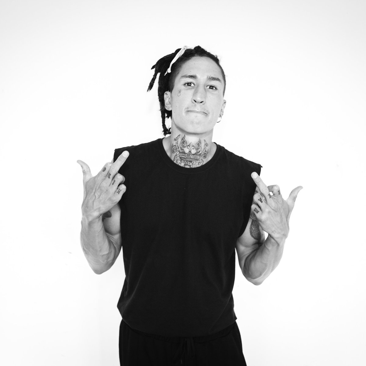 freewyolife's tweet photo. Family .. Comment your favorite song of mine... &amp; I will create something similar to it in my new album 🦁 love u all https://t.co/m20CZvqHEO