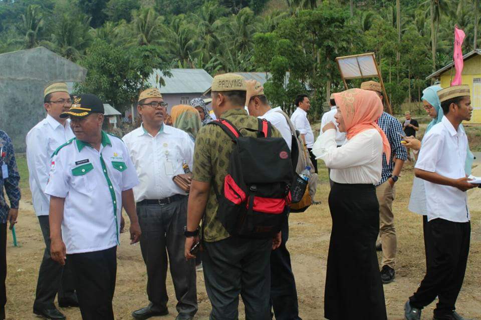 moito_r's tweet photo. Kunjungan Kemenko PMK dan Lintas Kementerian dan Lembaga ke Desa PKT Desa Tabumela, Desa Liyodu dan Desa Ambara Kab. Gorontalo
#PadatKaryaTunai2018 
@jokowi 
@EkoSandjojo 
@taufikmadjid71 
@fachrilabalado
@TPP_Indonesia https://t.co/rdd1We7paN