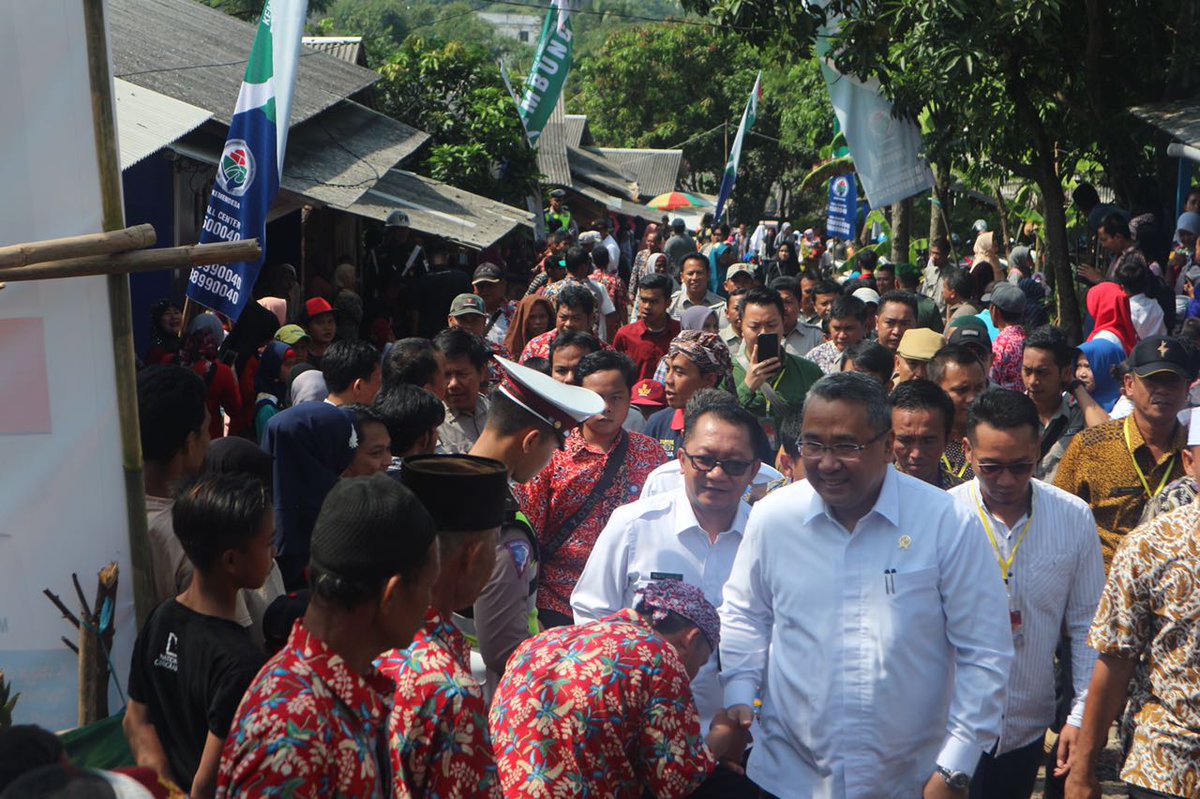 P3MD_NTB's tweet photo. Salah satu cara pemerintah mensejahterakan masyarakat melalui PadatKaryaTunai Desa
#PadatKaryaTunai2018 
@jokowi 
@EkoSandjojo 
@anwsanusi 
@TaufikMadjid_ID 
@fachrilabalado 
@Tauhid168999 
@NtbTppi https://t.co/YP2u6pDBGt