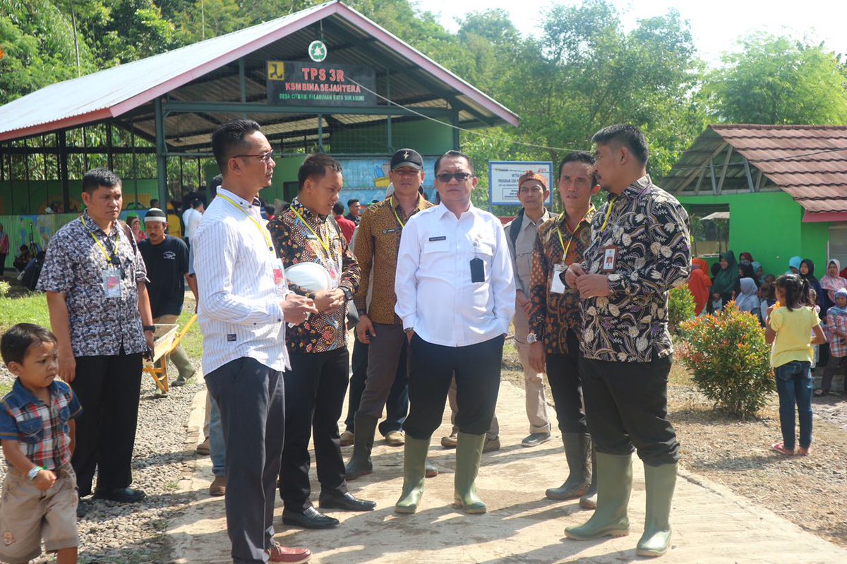 P3MD_NTB's tweet photo. Salah satu cara pemerintah mensejahterakan masyarakat melalui PadatKaryaTunai Desa
#PadatKaryaTunai2018 
@jokowi 
@EkoSandjojo 
@anwsanusi 
@TaufikMadjid_ID 
@fachrilabalado 
@Tauhid168999 
@NtbTppi https://t.co/YP2u6pDBGt