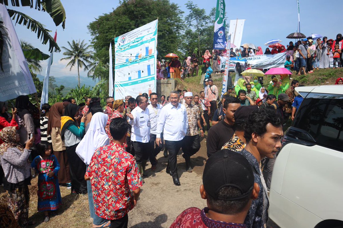 P3MD_NTB's tweet photo. Salah satu cara pemerintah mensejahterakan masyarakat melalui PadatKaryaTunai Desa
#PadatKaryaTunai2018 
@jokowi 
@EkoSandjojo 
@anwsanusi 
@TaufikMadjid_ID 
@fachrilabalado 
@Tauhid168999 
@NtbTppi https://t.co/YP2u6pDBGt