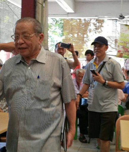 yipokepoke's tweet photo. Wow org Sabah pon dapat melihat @limkitsiang diDamai memang hebat sekali mcm mana boleh beliau dijadikan invisible? 😂 Itulah! @chedetofficial @gingerphoong @teresakok #DAP #Sabah https://t.co/g2Qj7vL9nW