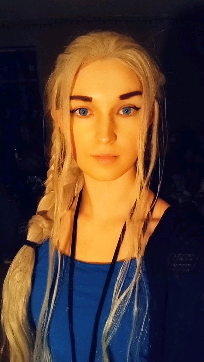 LeslieShrum3's tweet photo. Dressed as Daenerys Targaryen today 🐲♠️ #GameOfThrones #motherofdragons #howdIdo https://t.co/fv4qsEO3WS