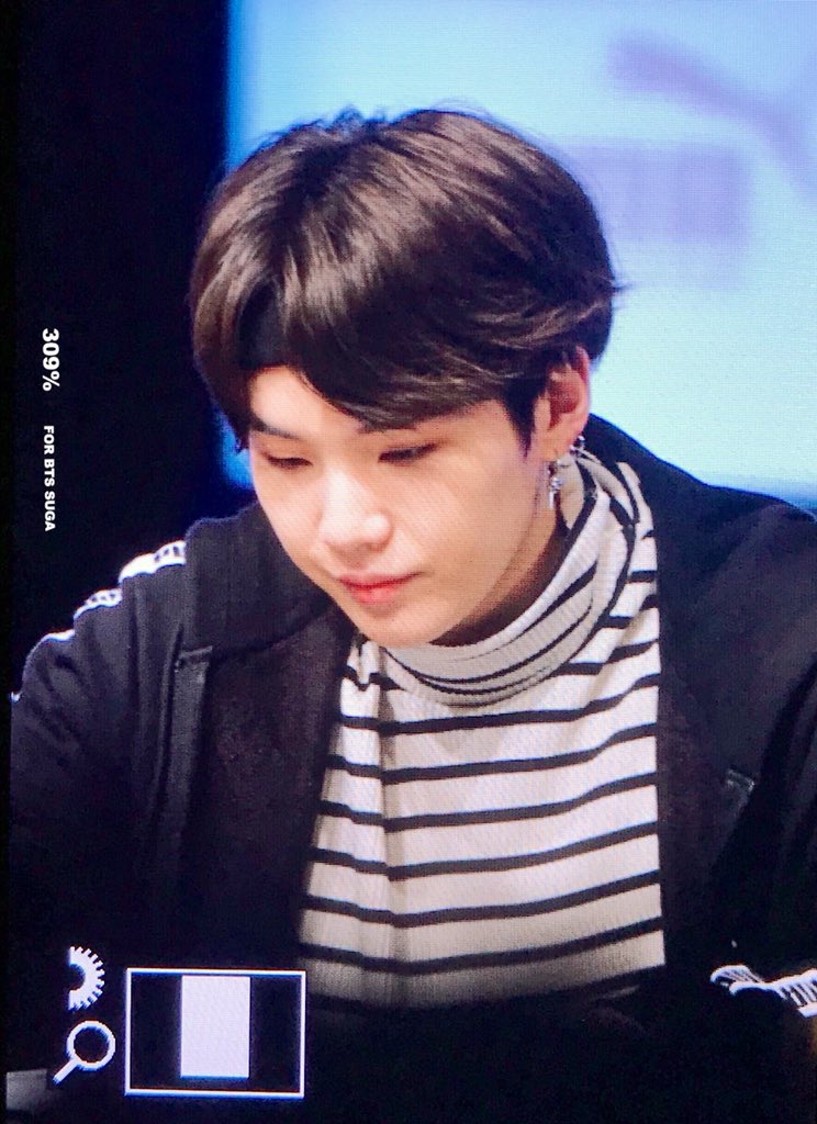 309percent_suga's tweet photo. 180408 푸마팬싸 

✌🏻👶🏻

#방탄소년단  #BTS #슈가 #SUGA #민윤기 https://t.co/OUFpzPHLYa