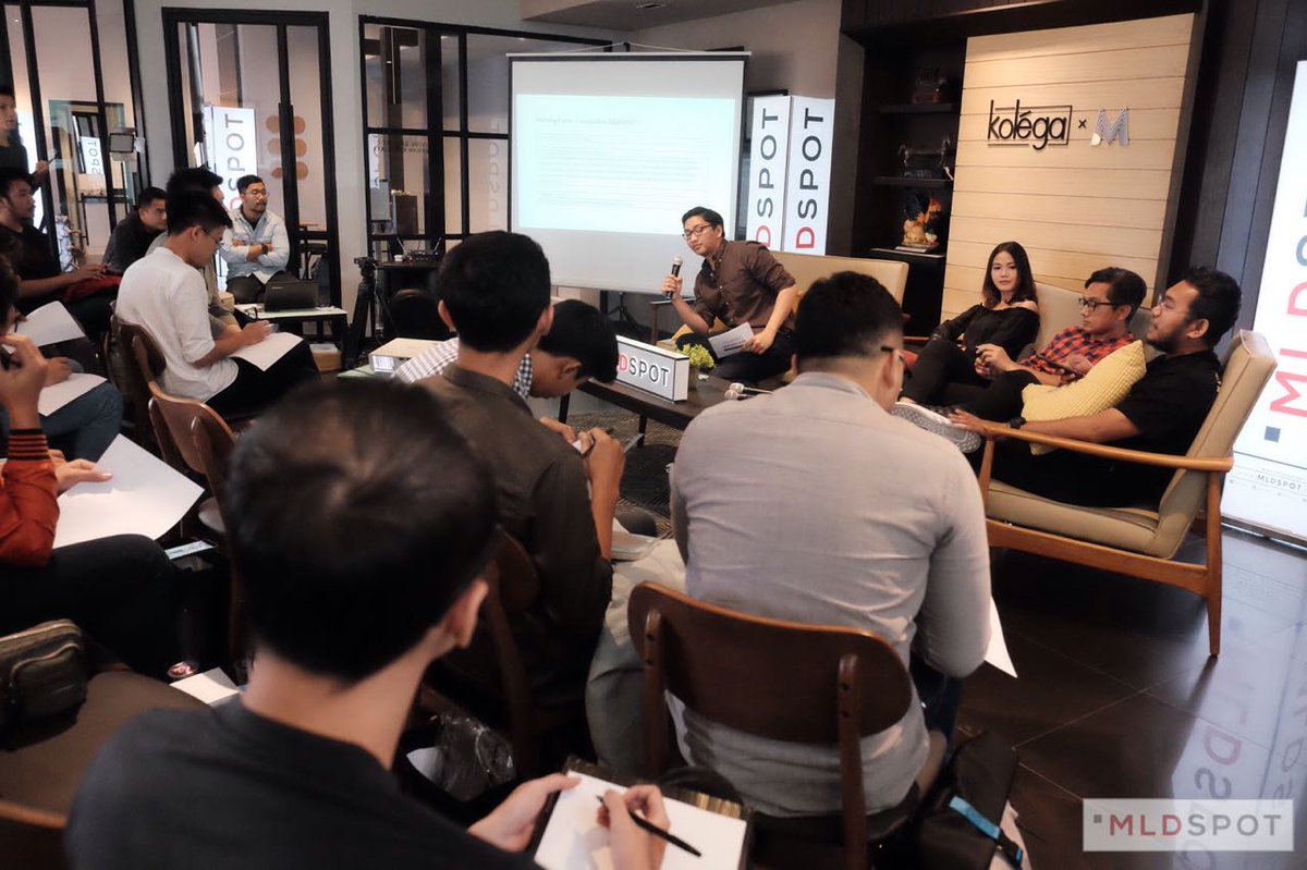 MLDSPOT's tweet photo. Peserta MLDSPOT INSTACLASS MOVIE TALK mendapat challenge dari speakers untuk membuat script writing &amp; ditecting sederhana.
Penjelasan teknis disampaikan oleh @ipankdewe 

#MLDSPOT #INSPIRINGLIFESTYLE https://t.co/zepeAA8H0I