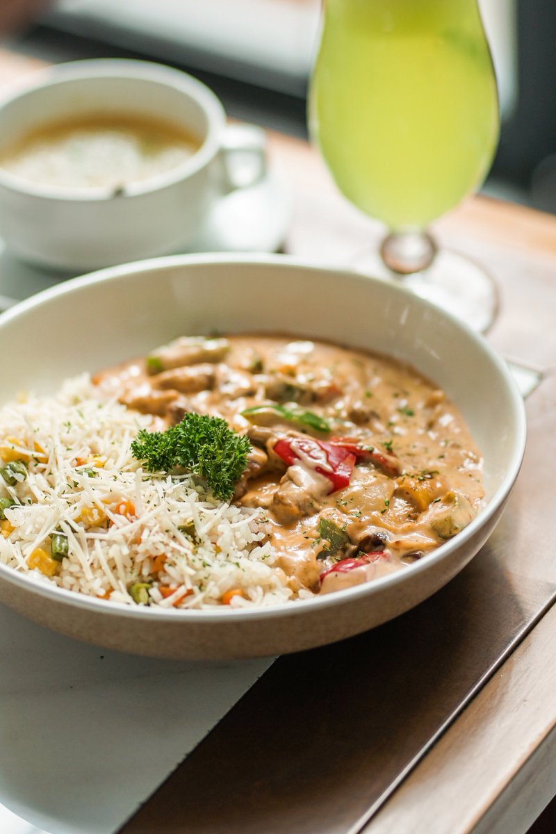 Beef Stroganoff or Beef Stroganov is a Russian dish of sautéed pieces of beef served in a sauce with smetana. It has become popular around the world, with considerable variation from the original recipe. And ours, is perfectly touched with delicious steamed rice✨