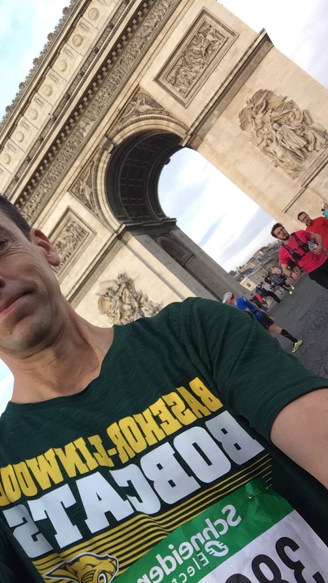 trifarm's tweet photo. Bobcats in Paris #ParisMarathon #BobcatPower https://t.co/I7L0bUyATH