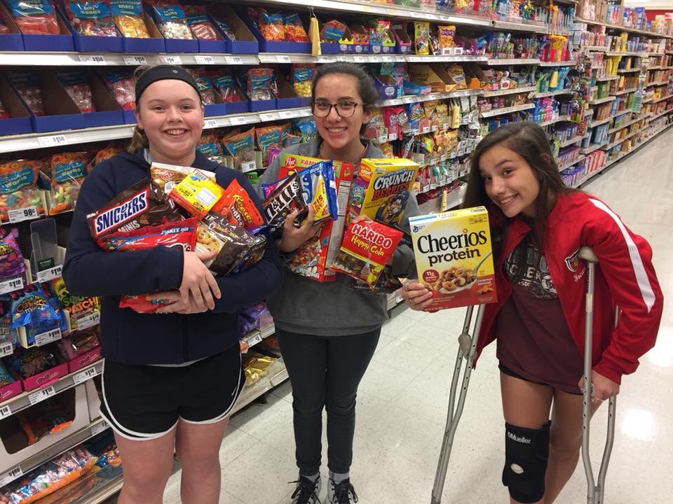 ElizabethYocum_'s tweet photo. Snacks to watch movies 🤦‍♀️ https://t.co/p9YQEVzNwO