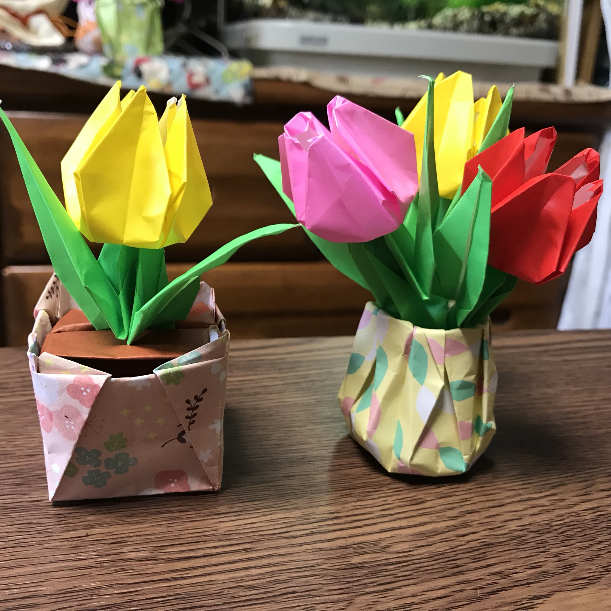 Twitter 上的 だ ちゃん Dahchan 創作折り紙作家どす 鉢植えバージョンに続いて花瓶バージョン 花瓶新作 花に比べてちょい小さいけど 花壇 は置いといて先にブーケバージョン動画編集しなきゃやしw 折り紙作品 折り紙 チューリップ T Co