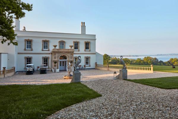 Listen up, foodies! For your chance to #win a luxury overnight stay at <a href="/Lympstone_Manor/">Lympstone Manor</a>, plus tickets to the <a href="/ExeterFoodFest/">Exeter Food Festival</a>, share this tweet before 23:59 on Sunday 15 April. Full T&amp;Cs👉 spr.ly/6013DkkNH