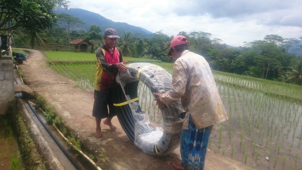Fahru_pld's tweet photo. #PadatKaryaTunai2018 , Dengan PKT masyarakat miskin sangat terbantu mereka mendapatkan penghasilan yang sangat berarti,  Terimakasih Pak @jokowi 
@EkoSandjojo @anwsanusi @fachrilabalado @tppindonesia @manika_arbit @taufikmadjid71 @anwsanusi https://t.co/nEphD1Oiqh