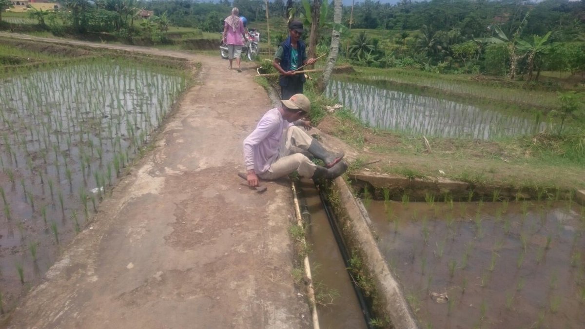 Fahru_pld's tweet photo. #PadatKaryaTunai2018 , Dengan PKT masyarakat miskin sangat terbantu mereka mendapatkan penghasilan yang sangat berarti,  Terimakasih Pak @jokowi 
@EkoSandjojo @anwsanusi @fachrilabalado @tppindonesia @manika_arbit @taufikmadjid71 @anwsanusi https://t.co/nEphD1Oiqh