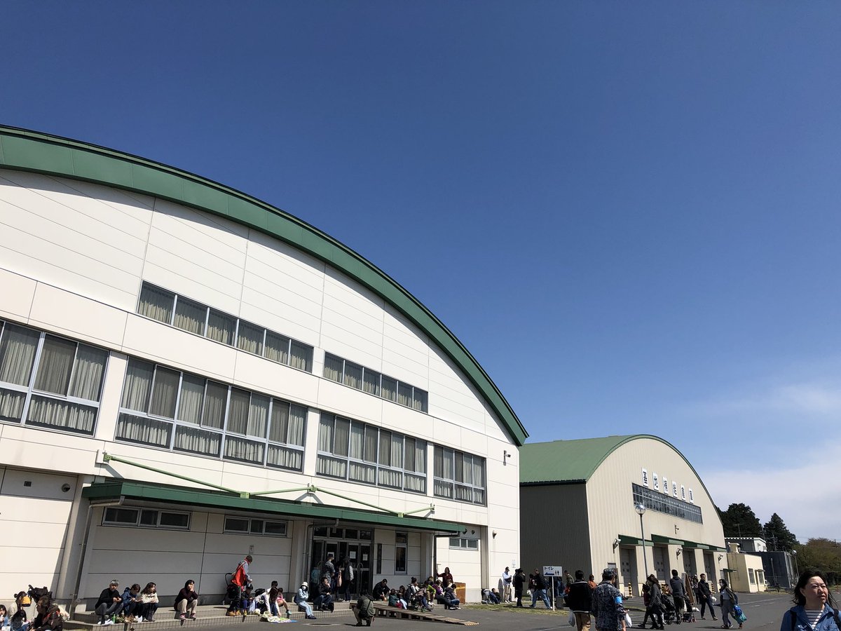 橋口 On Twitter 図書館戦争聖地巡礼 航空自衛隊熊谷基地 朝礼の時に玄田隊長が立ってた台とその横に映ってた緑かまぼこの建物 体育館と倉庫 だった 三枚目の 基地補給倉庫 は作中では 関東図書基地 にすり替え