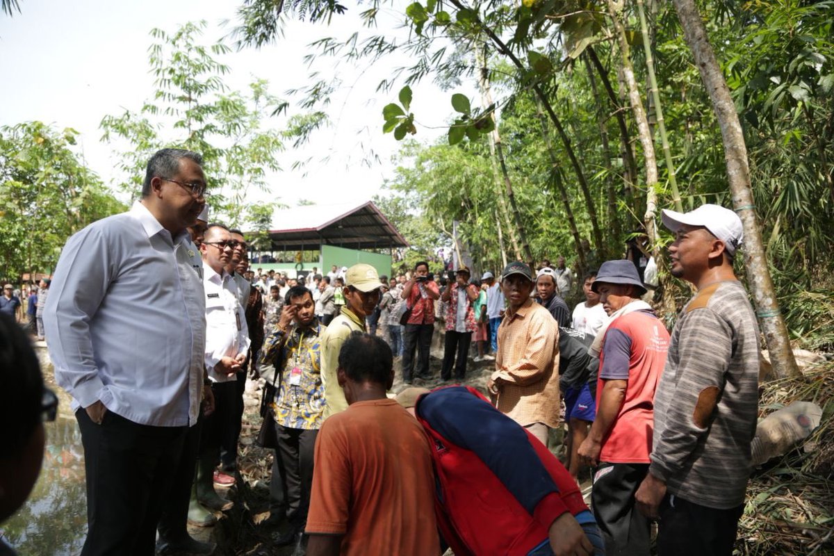taufikmadjid71's tweet photo. Alhamdulilah Hari ini minggu 8 April 2018 dapat meninjau Keg #PadatKaryaTunai2018 pemb. TPT embung dan Pondok wisata Desa Citarik Sukabumi Jawa Barat mendampingi pak presiden @jokowi dan pak Mendes PDTT bpk @EkoSandjojo , Sukses selalu untuk semuanya.. https://t.co/6WcXZ8Y2i0