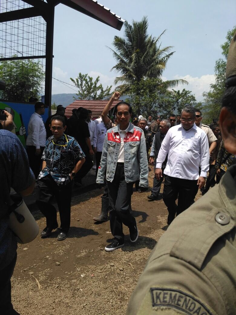 taufikmadjid71's tweet photo. Alhamdulilah Hari ini minggu 8 April 2018 dapat meninjau Keg #PadatKaryaTunai2018 pemb. TPT embung dan Pondok wisata Desa Citarik Sukabumi Jawa Barat mendampingi pak presiden @jokowi dan pak Mendes PDTT bpk @EkoSandjojo , Sukses selalu untuk semuanya.. https://t.co/6WcXZ8Y2i0