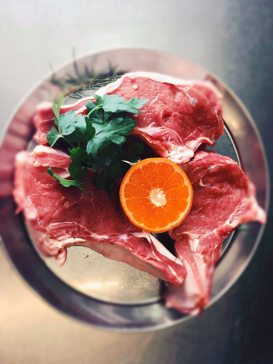 UpsilonD's tweet photo. Ce midi en plus de nos poissons, nos côtes de veau bien épaisses et succulentes avec leur sauce aux noisettes. https://t.co/LcrQMxyPsH