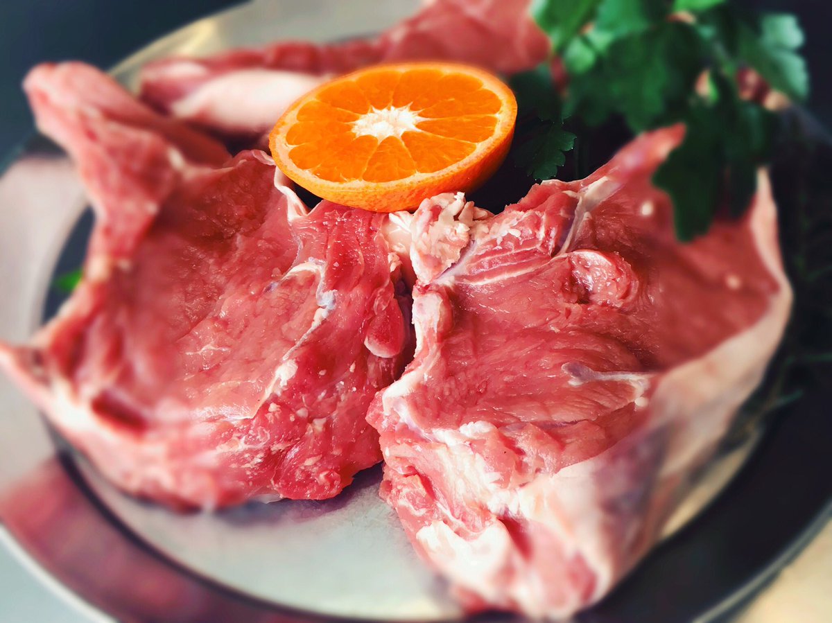 UpsilonD's tweet photo. Ce midi en plus de nos poissons, nos côtes de veau bien épaisses et succulentes avec leur sauce aux noisettes. https://t.co/LcrQMxyPsH