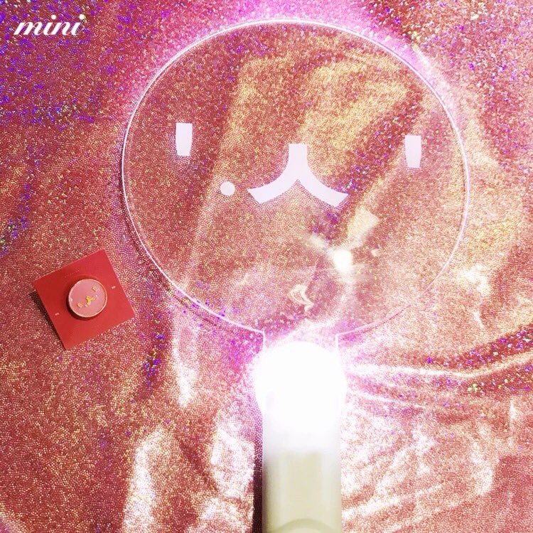 특별한 걸 보내주고싶어서 RT 이벤트 합니당!
•백현이 응원봉•
 참여법: RT!(팔로우 맘대로 하세요)
**꼭 백현이를 좋아해요**

7월15일에 한국도착할때 보낼거에요.서울 사면 만나서 보내도 돼요

*5월6일에 끝*
많이 참여해주세요^^

#PremiosMTVMiaw #MTVBRKPOPEXO <a href="/weareoneEXO/">EXO</a>