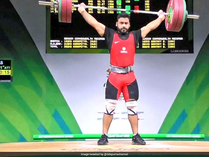 akashvanisports's tweet photo. PNG weight lifter #stevenKari breaks clean and jerk and total record and gets gold whereas #VikasThakur Thakur wins bronze in men's 94kg category after lifting a total of 351kg. #CWG2018 #GC2018 #GC2018Weightlifting https://t.co/PJ5npDoa3R