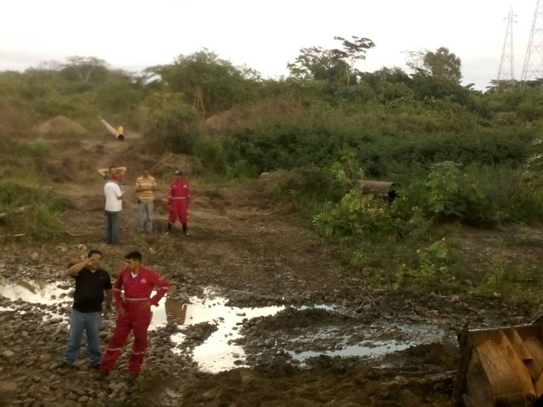 AncBaralt's tweet photo. Como anunciaramos en días anteriores hoy damos inicio a los trabajos d sustitución de tubería en el río misoa y sector machango para mejorar el suministro de agua a nuestro Mp. Baralt todo gracias a la colaboración de nuestro Gob @OmarPrietoGob #AlcaldiadeBaralt #Hidrolago. https://t.co/o2v8PaGBi3