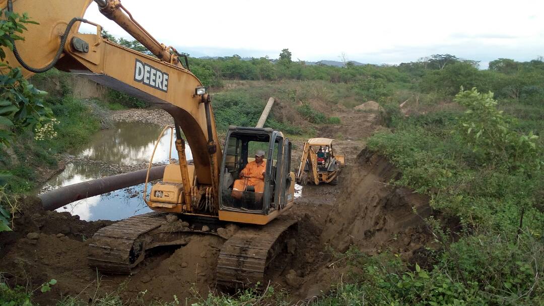 AncBaralt's tweet photo. Como anunciaramos en días anteriores hoy damos inicio a los trabajos d sustitución de tubería en el río misoa y sector machango para mejorar el suministro de agua a nuestro Mp. Baralt todo gracias a la colaboración de nuestro Gob @OmarPrietoGob #AlcaldiadeBaralt #Hidrolago. https://t.co/o2v8PaGBi3