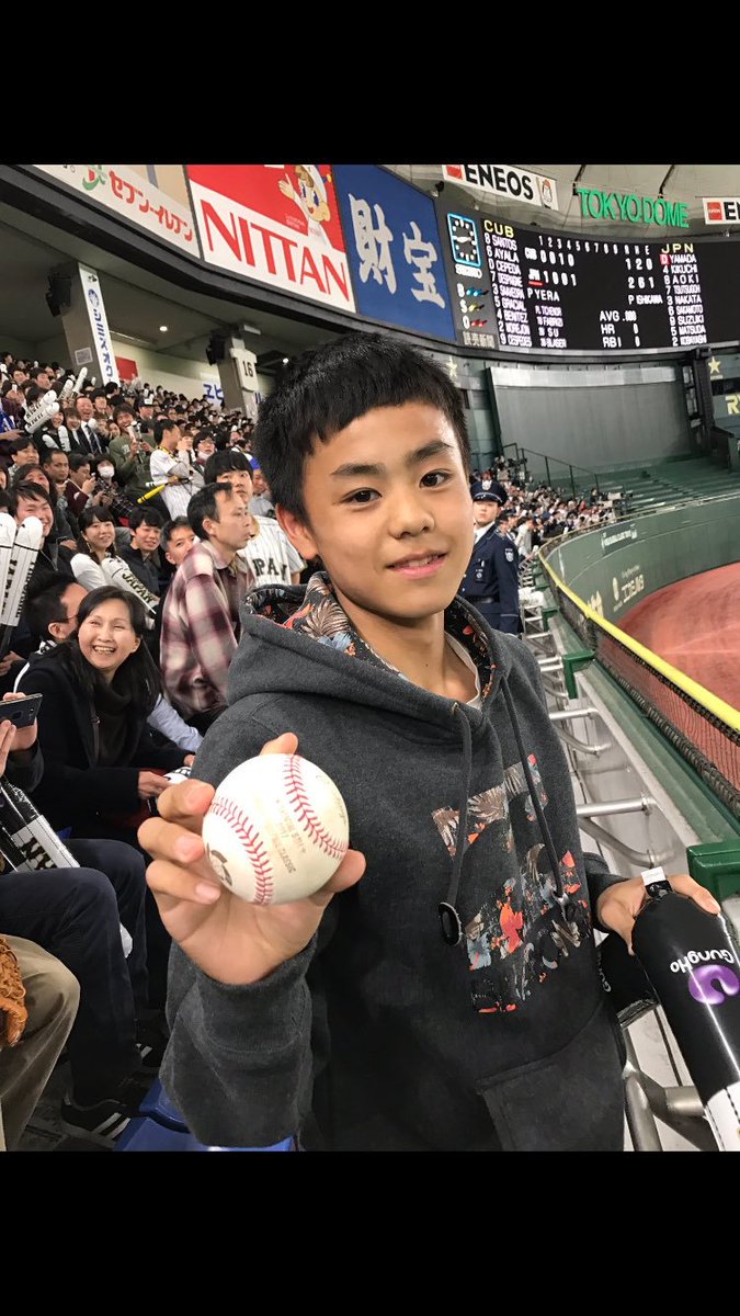 bakattersin's tweet photo. ホームラン妨害クソガキなんてどうでもいい、後ろの…この絶望オーラの溢れる顔してるおっさんに謝れ . https://t.co/EBEoLolBTT