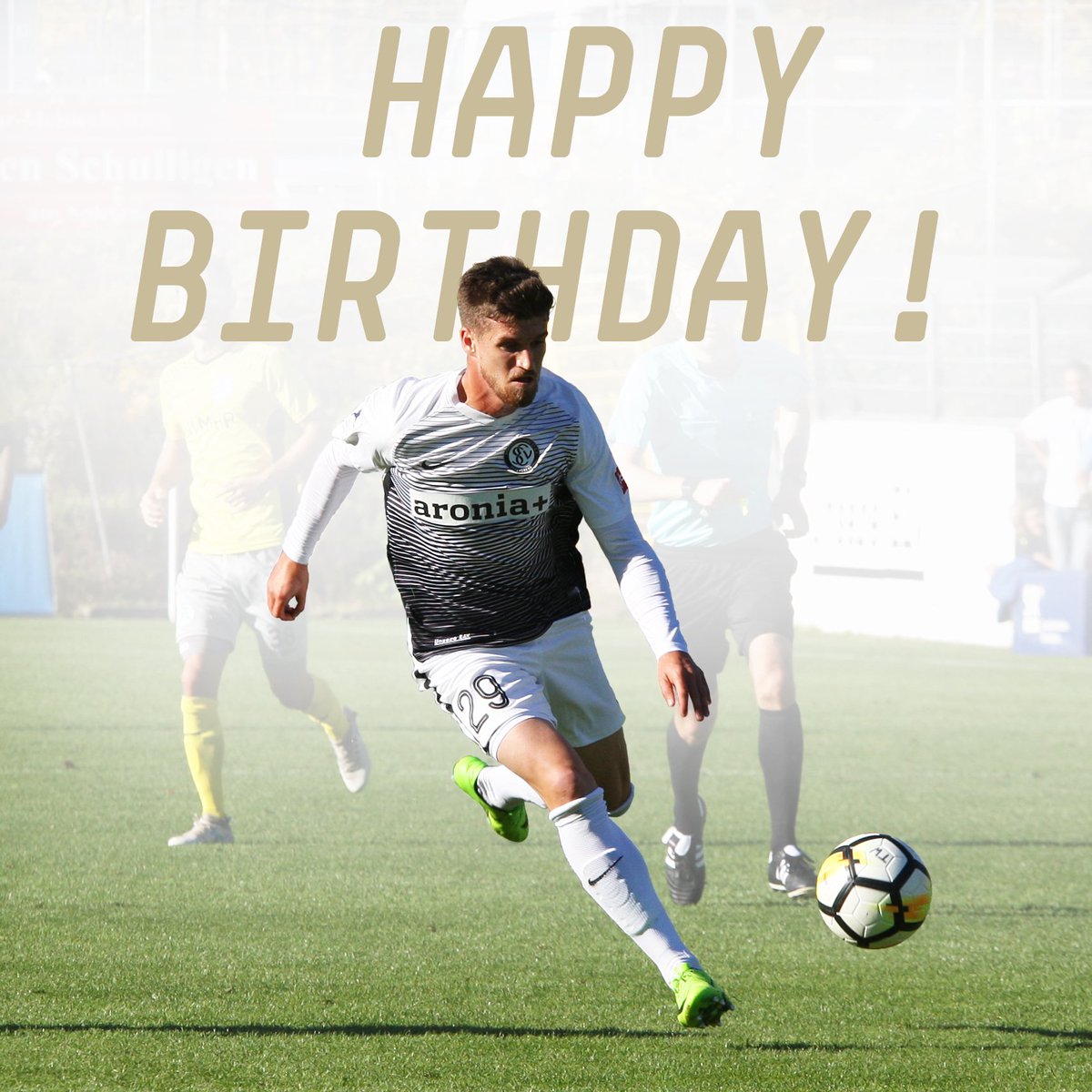 SV07Elversberg's tweet photo. Happy Birthday, Julius #Perstaller! 😊🎉 Unser Stürmer feiert heute seinen 29. Geburtstag - wir wünschen alles Gute! ⚫️⚪️ #UnsereElv https://t.co/XvP8Ri34yJ