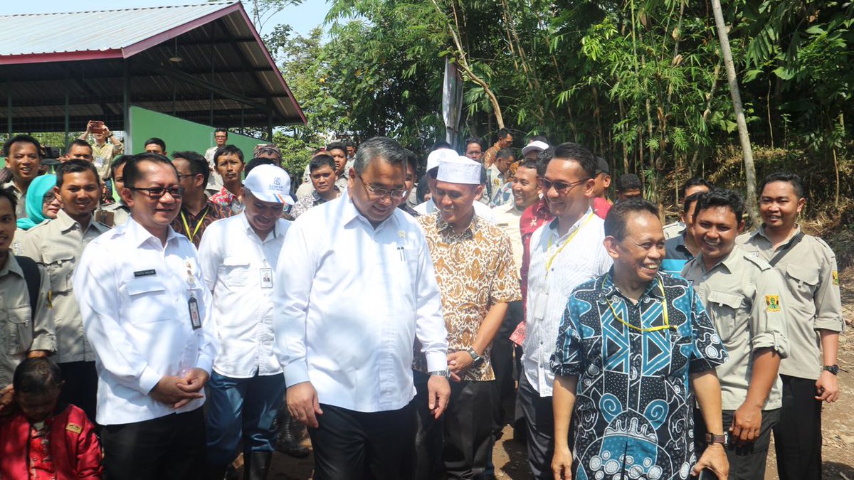rombe_agustina's tweet photo. Kunjungan Kerja Mentri Desa PDTT ke lokasi Padat Karya Tunai
@jokowi 
@EkoSandjojo
@taufikmadjid71 
@tppindonesia https://t.co/7owDg6ZbZT