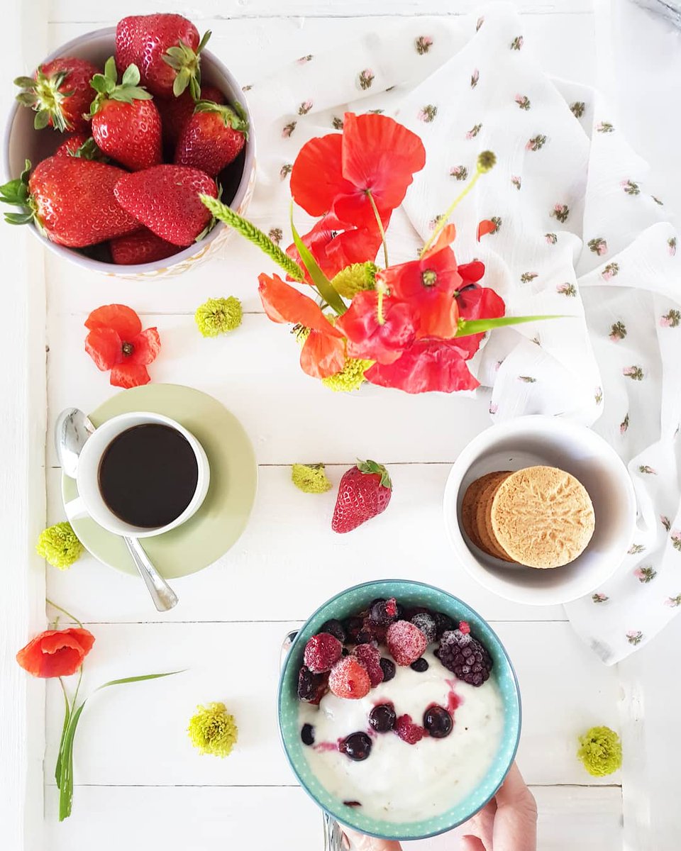 Finalmente  la luce di aprile si è affacciata  nella mia cucina 😊 é ancora un po' silenziosa e timida ma sono certa che a breve diventerà costante e sfacciata
Mi preparo alla colazione e poi... passeggiata al mare. Voi quali programmi avete?
💗💗
#mieledilavanda #bloggerpuglia