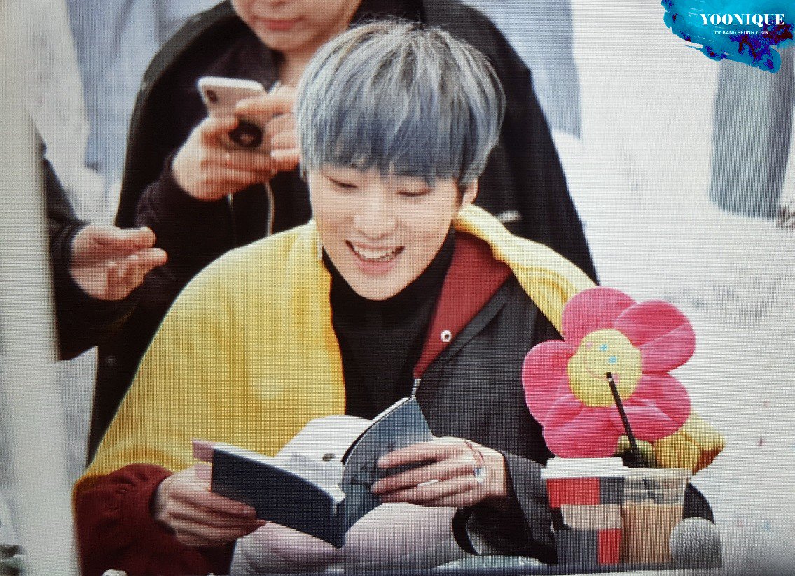 yoonique0121's tweet photo. 180408 신촌 팬싸인회 
 💙 #강승윤 #위너 https://t.co/k75oRWf2Mh