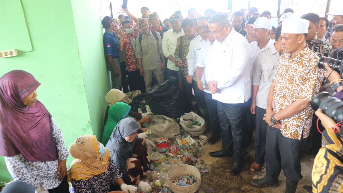 Emirizal_A_1708's tweet photo. Melalui program PKT.meningkatkan ekonomi.masyarakat #PadatKaryaTunai2018  #TPPIBengkulu #TPPIRejanglebong 
@jokowi 
@EkoSandjojo 
@anwsanusi 
@taufikmadjid71 
@fachrilabalado 
@tppi_p3mdbkl @dpmd_bengkulu https://t.co/X3N5JG3Rwu