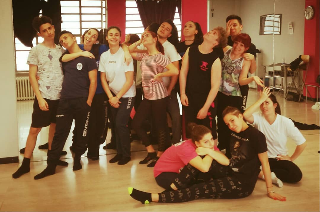 NivesBosca's tweet photo. Continua l'avventura...
#competitori #coreografia #medley #saggio #gara #danza #stile #hardwork #stage #gioia #lavoro @annamichelealidivetro https://t.co/SlDddEeUXC