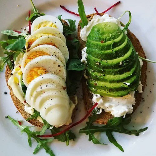 Hoy nos hemos despertado #healthy... Bueno, con el #aguacate somos más #healthygramers 🥑⠀
⠀
📷 Tostadas con rúcula, queso, huevo y aguacate⠀
⠀
#desayuno #sano #energía #brunch #breakfast #domingo #tostadas #foodphotography #gastronomy #foodlovers … ift.tt/2JujOaM