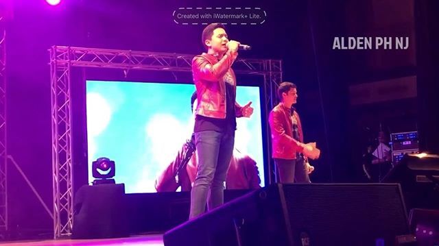 ALDENPHILS's tweet photo. Alden Richards serenades the crowd with “Pangarap Ko Ang Ibigin Ka” via mommy dinah @aldenphnj #aldenph #aldenatskknj https://t.co/rRGudx4Ru9 https://t.co/IqViOhhsOu