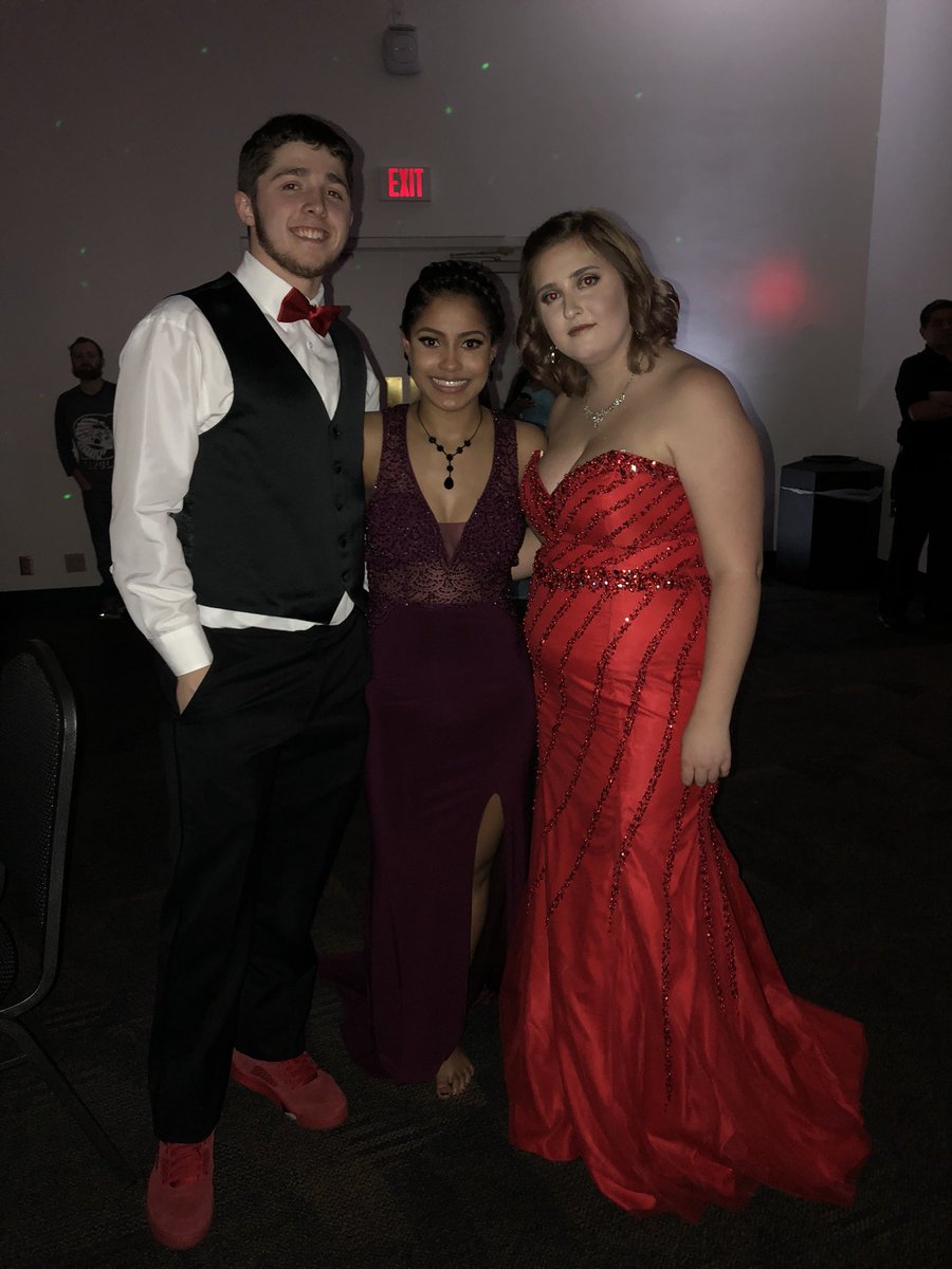Malec_luves's tweet photo. Had fun at #prom2018 https://t.co/7dqjwD0jcy
