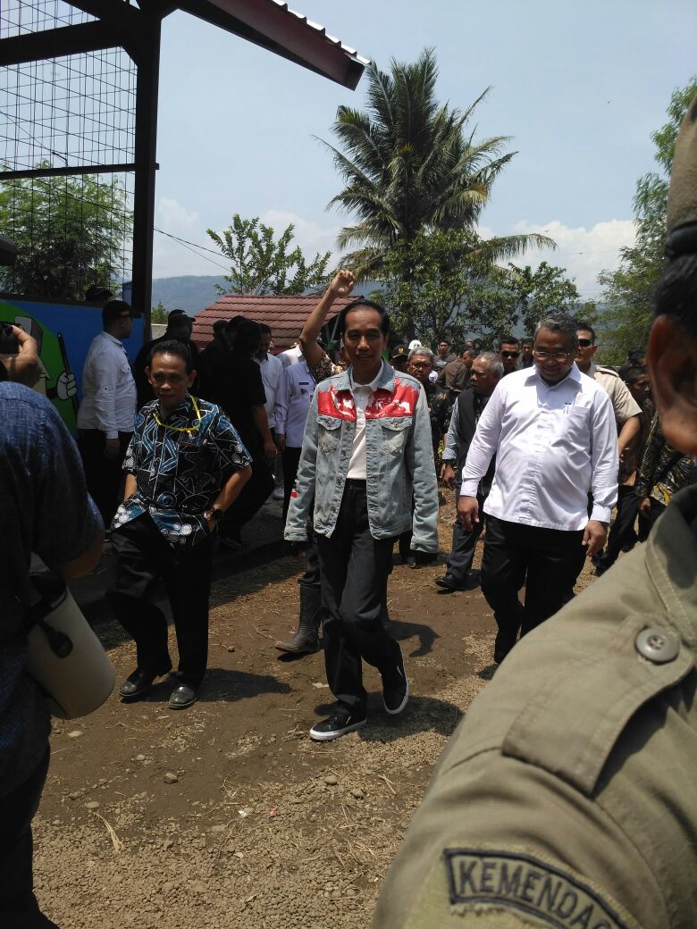 atik_sajah's tweet photo. Pak @jokowi  &amp; pak @EkoSandjojo  di ds citarik sukabumi
#PadatKaryaTunai2018
#TPPIBengkulu
@taufikmadjid71 @fachrilabalado 
@dennyirawangre https://t.co/LzbFfPnYIu